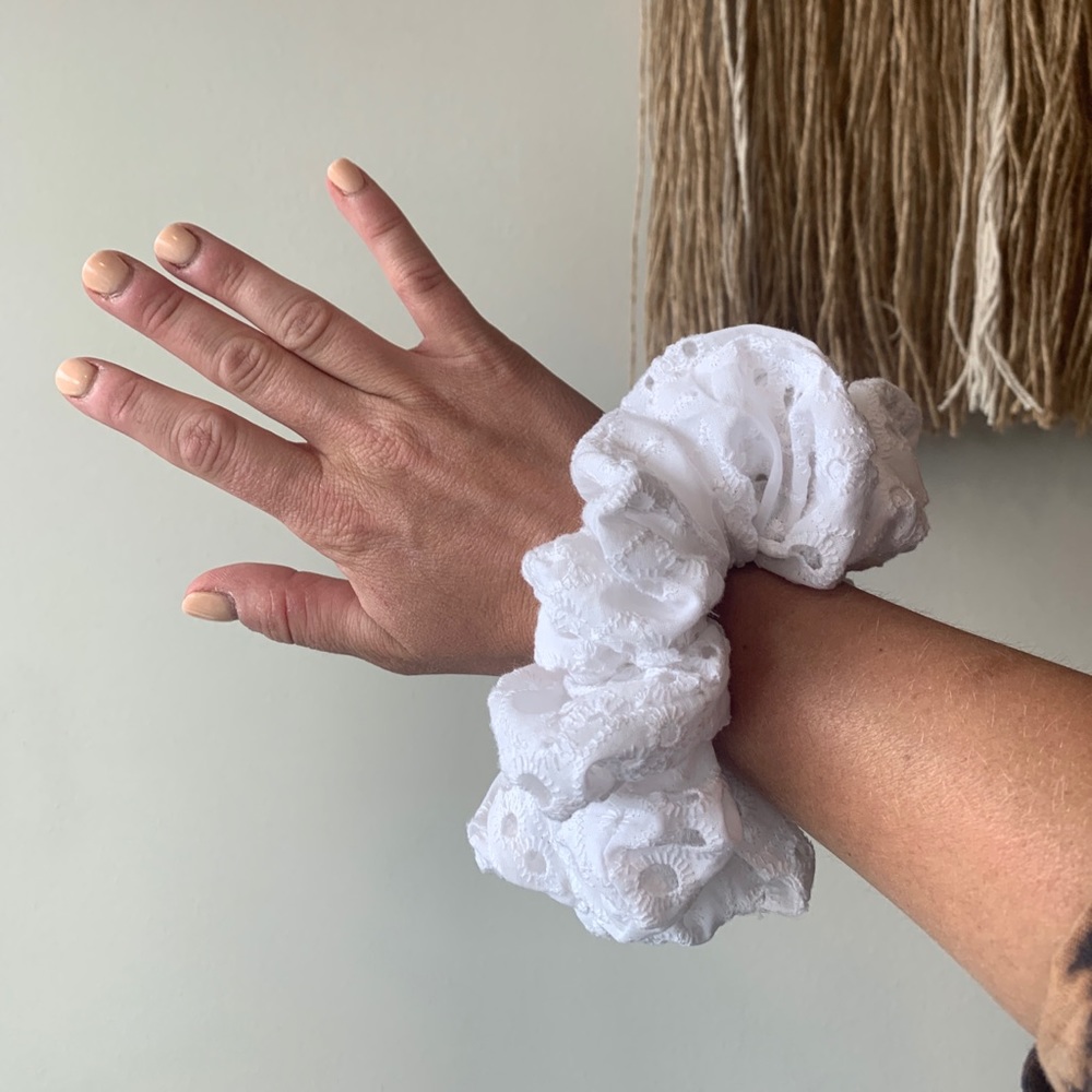 Oversized scrunchie